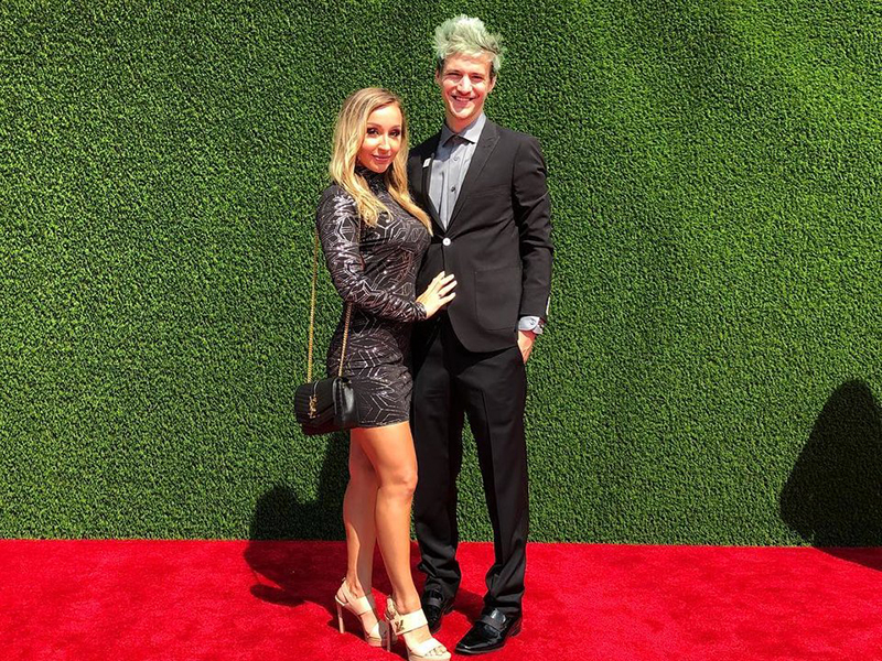 تعرف إلى زوجة أشهر لاعبي ألعاب الفيديو في العالم